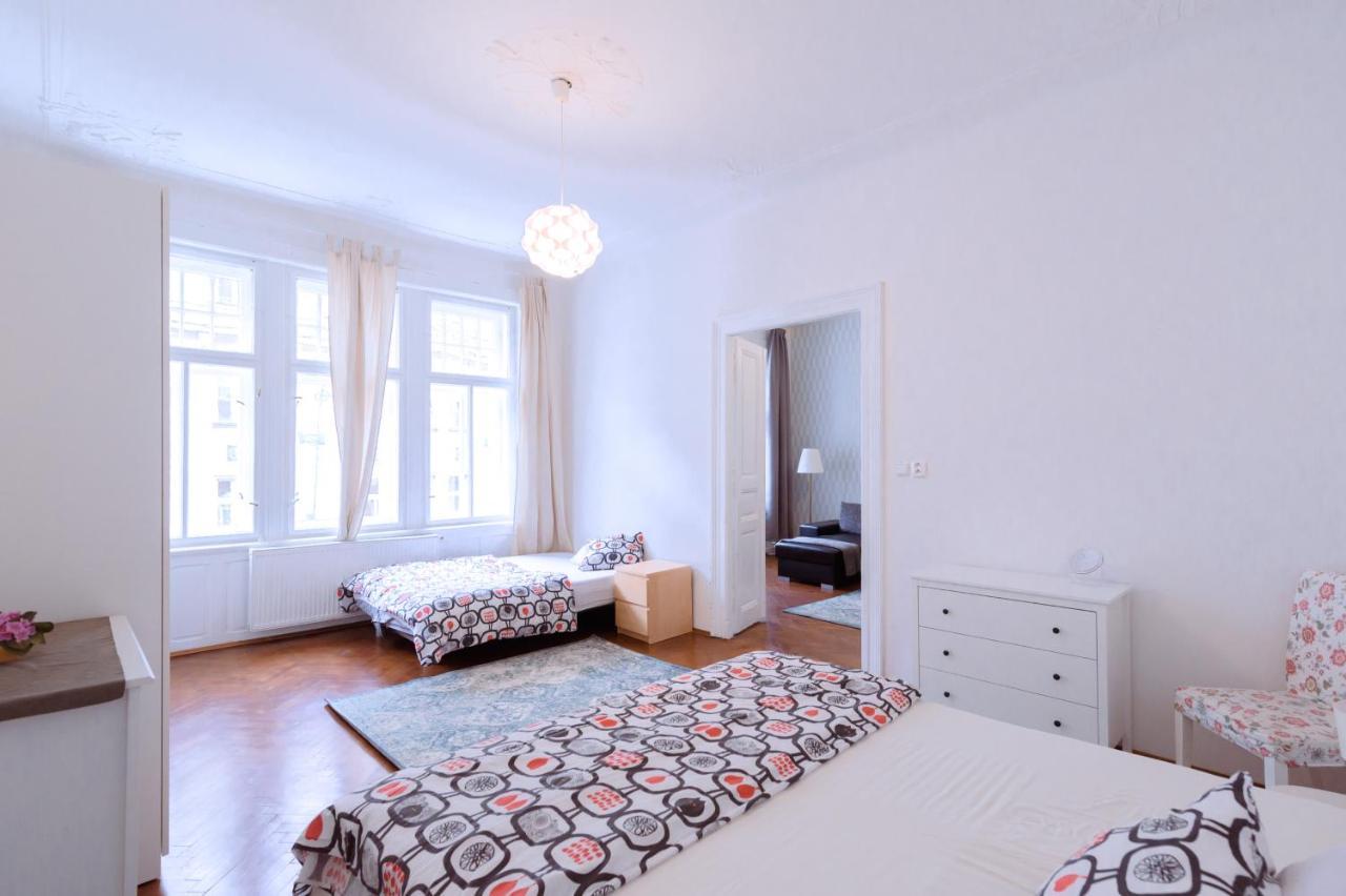 Apartments Vezenska Прага Екстериор снимка