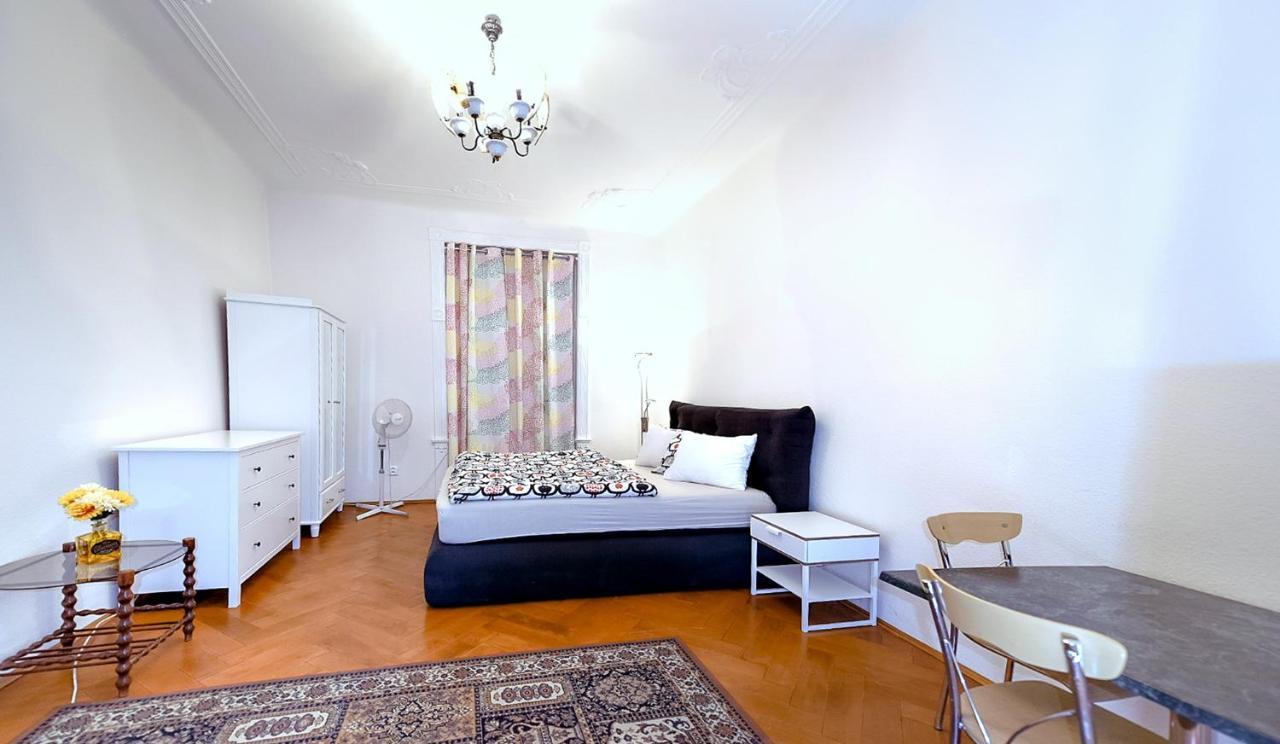 Apartments Vezenska Прага Екстериор снимка