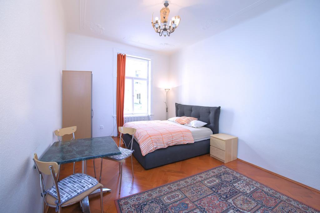 Apartments Vezenska Прага Екстериор снимка