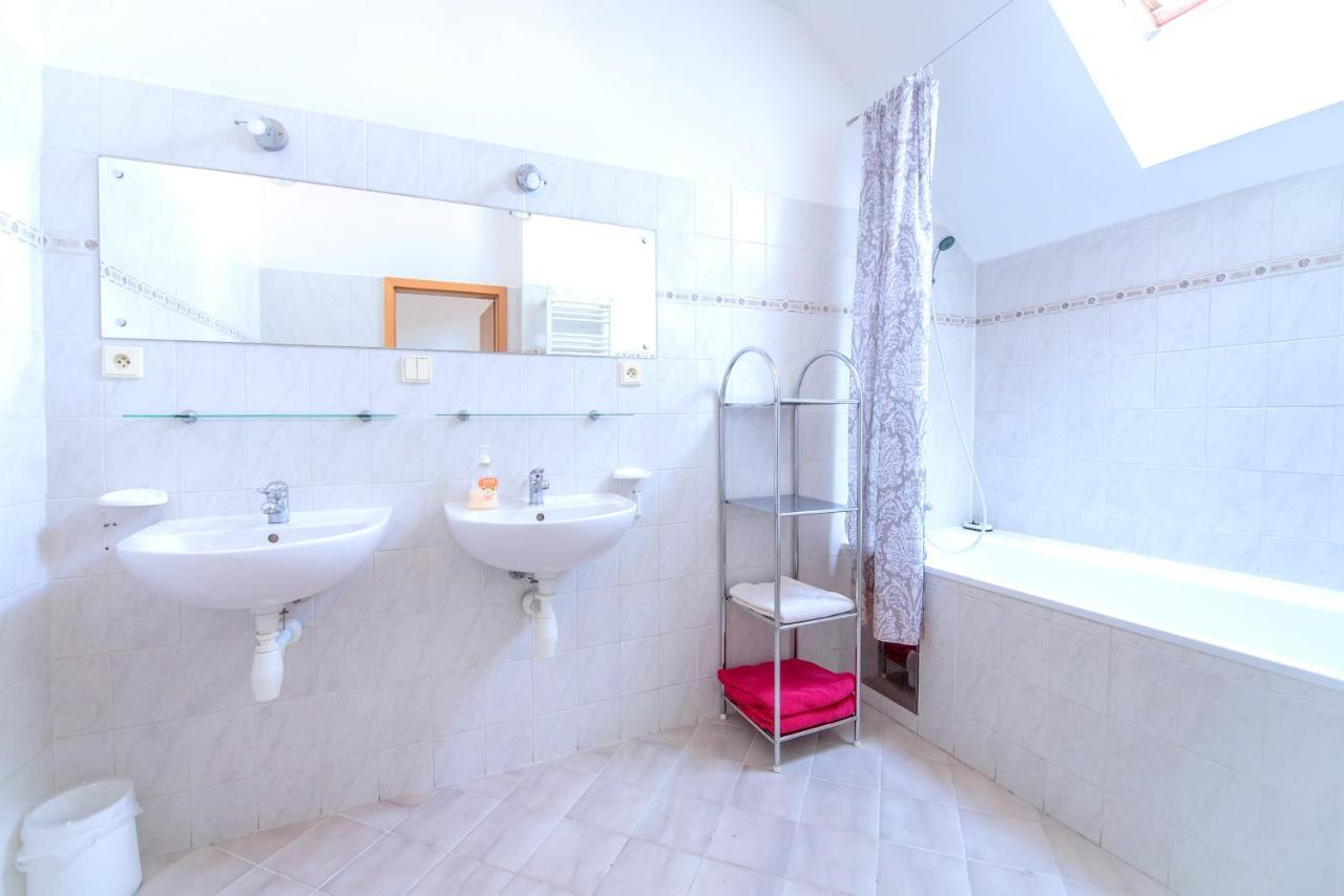 Apartments Vezenska Прага Екстериор снимка
