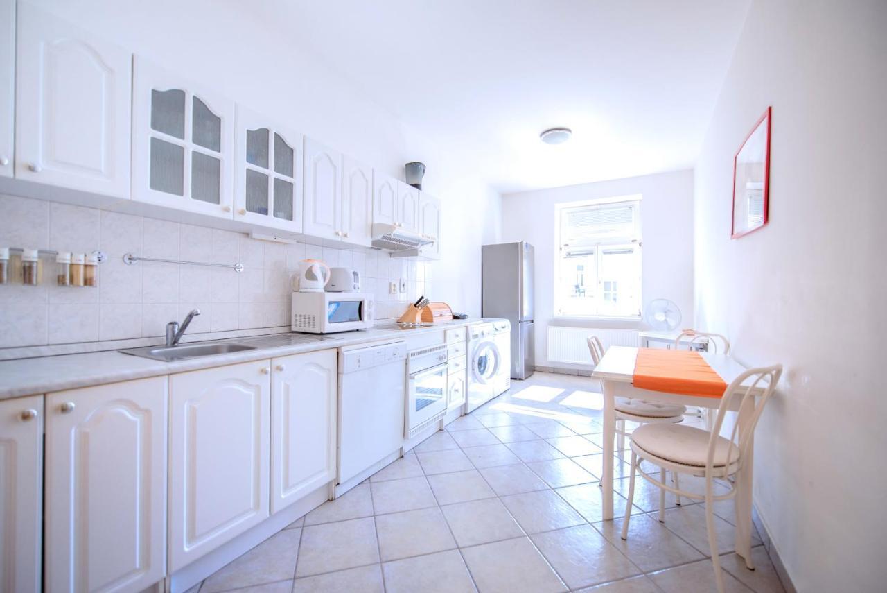 Apartments Vezenska Прага Екстериор снимка