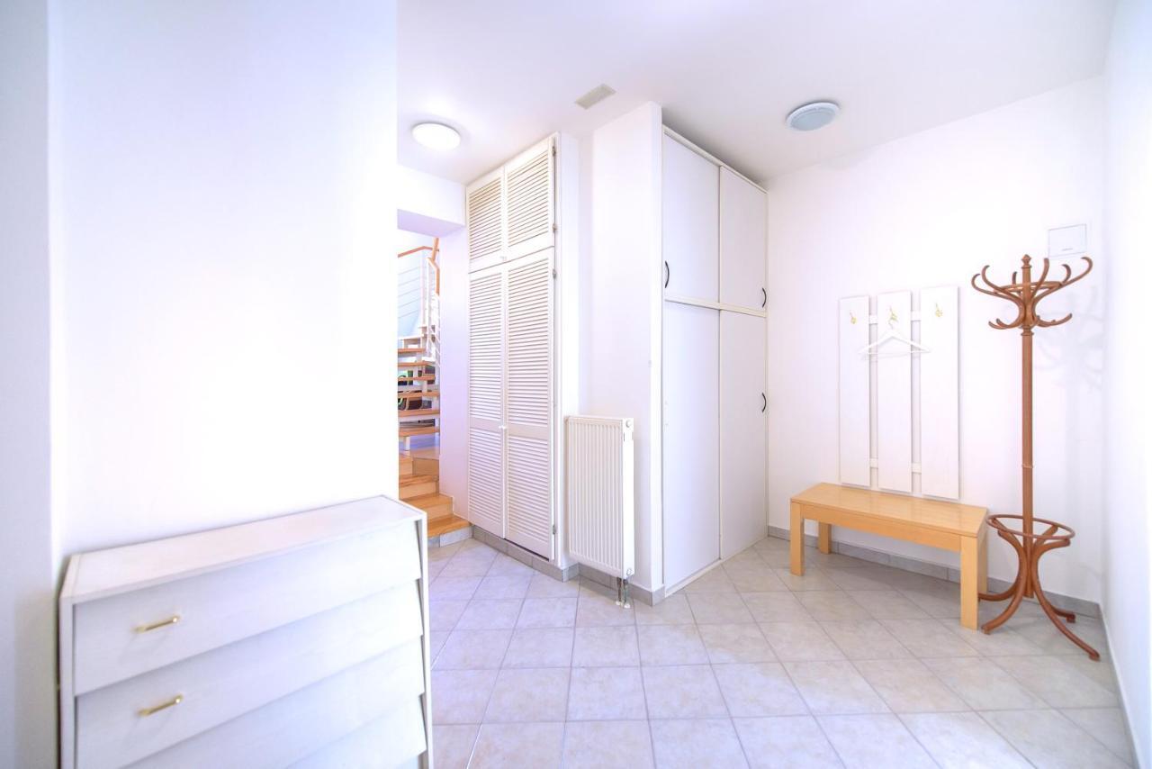 Apartments Vezenska Прага Екстериор снимка